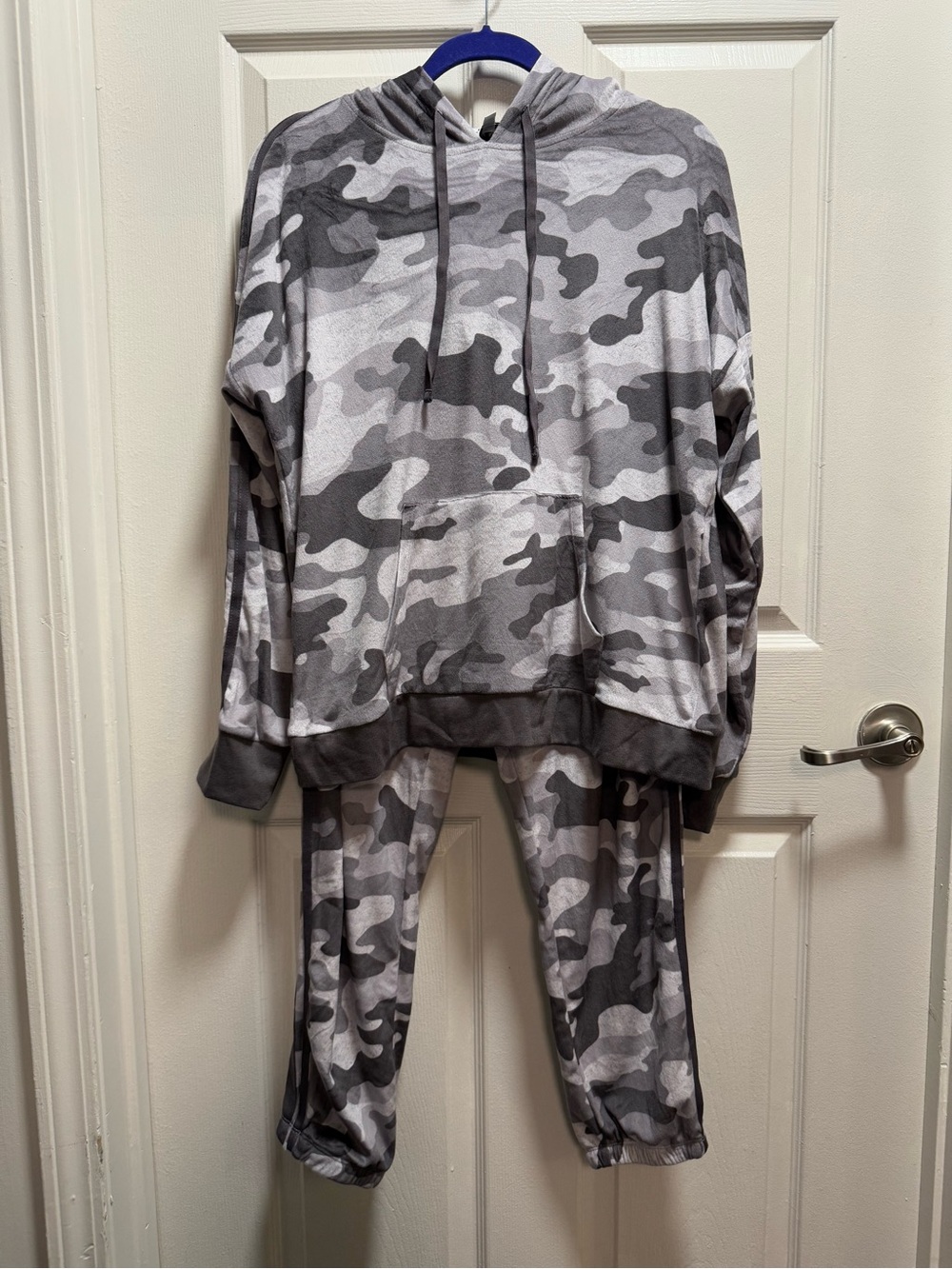 Dkny Womens Gray and White Camo Hooded Pajama Set size L